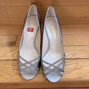 NWOT Caparros Silver Pumps With Rhinestones Size 8.5 B